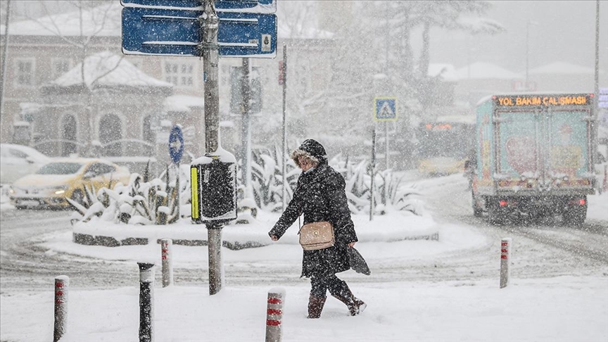 İstanbul’un bazı ilçelerinde yoğun kar yağışı başladı