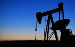 Brent petrolün varil fiyatı yılın ilk çeyreğinde yüzde 12 arttı